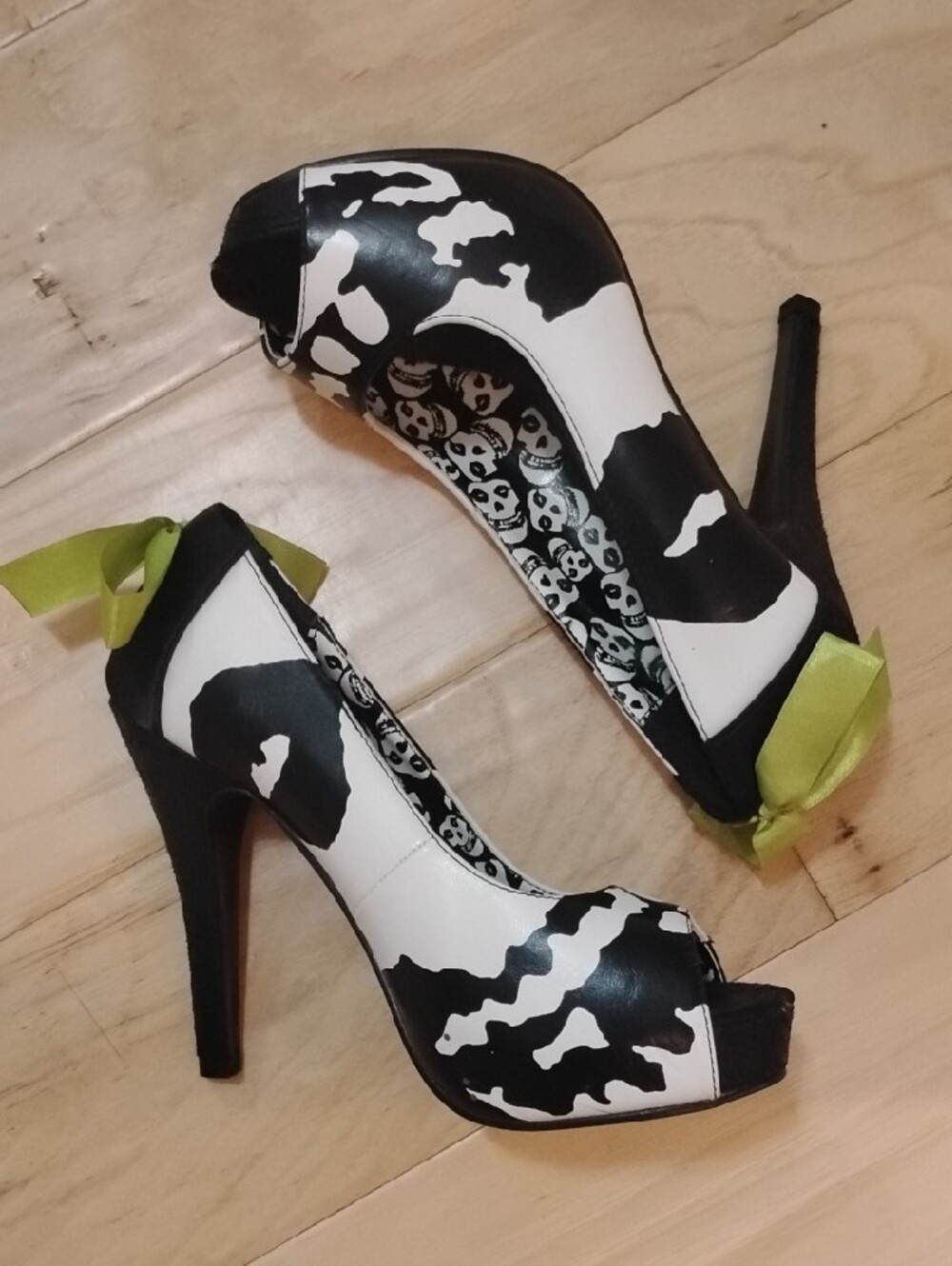 Iron Fist Misfits Peep-Toe Heels with Lime Bow - Picture 6 of 9